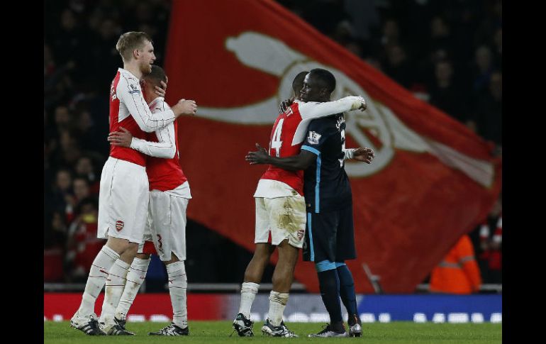 Arsenal consiguió tres puntos importantes, pues llegó a 36, a solo dos del líder, Leicester City. AFP /