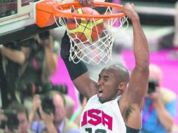 Kobe Bryant clava la bola durante su participación con el equipo de Estados Unidos en las olimpiadas de Londres 2012. MEXSPORT /