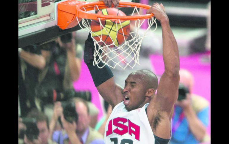 Kobe Bryant clava la bola durante su participación con el equipo de Estados Unidos en las olimpiadas de Londres 2012. MEXSPORT /