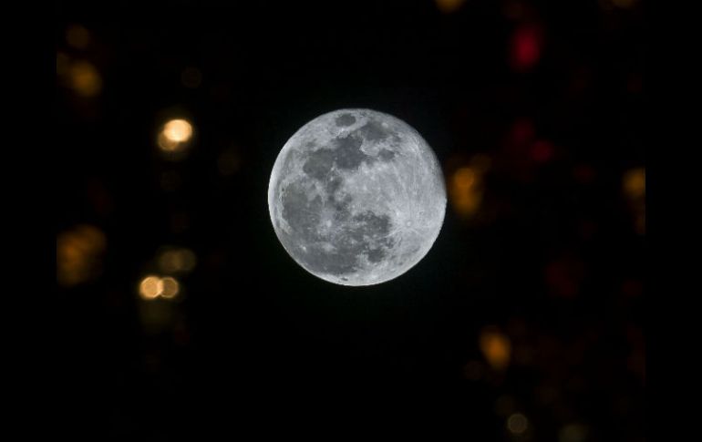 Este fenómeno esporádico recibe el nombre de luna llena fría o helada porque acontece durante el comienzo del invierno. EL INFORMADOR / ARCHIVO