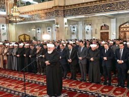 El presidente Bachar al Asad, aparece en una mezquita en Damasco rodeado de responsables políticos y religiosos. AFP / HO