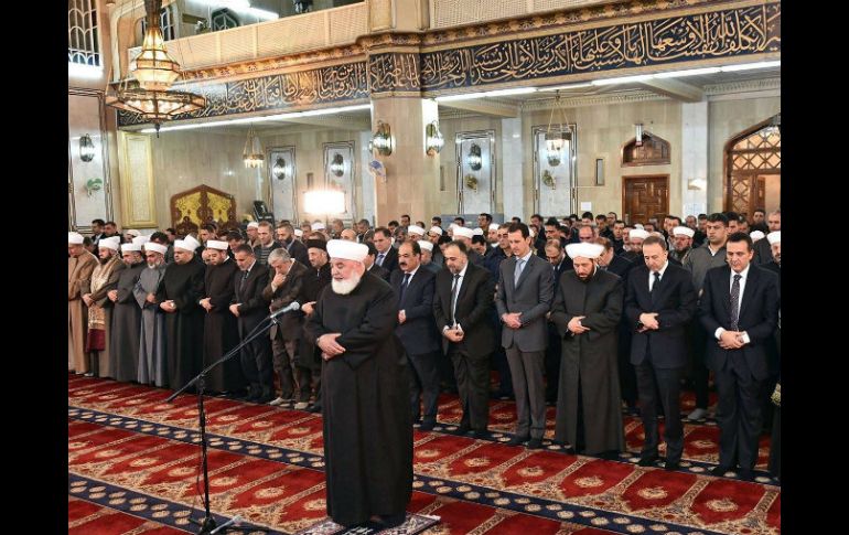 El presidente Bachar al Asad, aparece en una mezquita en Damasco rodeado de responsables políticos y religiosos. AFP / HO