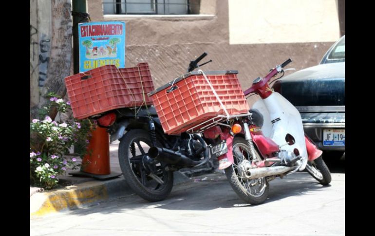 Más de la mitad de motocicletas estacionadas en la vía pública no cuentan con candados o cadenas para su protección. EL INFORMADOR / ARCHIVO