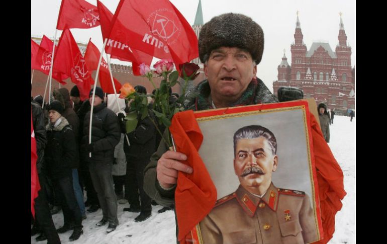 Las autoridades rusas mantienen una posición ambivalente respecto a Stalin: no obstante, continúa enterrado frente al Kremlin. AFP / ARCHIVO