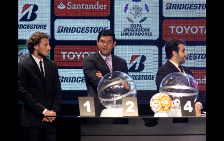 Saturnino Cardozo (centro) durante el sorteo. Su equipo cayó en el 'Grupo de la Muerte'. EFE / A. Cristaldo