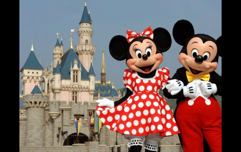 EU impide a los 11 miembros de la familia abordar el avión con rumbo a unas vacaciones en Disneyland. AP / ARCHIVO