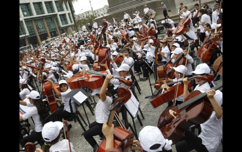 Violines, flautas, violonchelos, entre otros instrumentos fueron tocados por jóvenes de entre seis y 25 años. EFE / J. Mazzoni