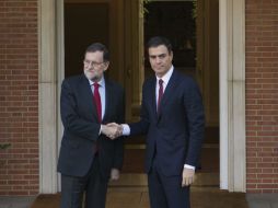 El presidente del Gobierno español, Mariano Rajoy, y el secretario general del PSOE, Pedro Sánchez. AP / P. White