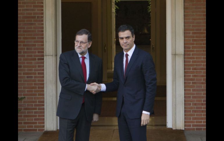 El presidente del Gobierno español, Mariano Rajoy, y el secretario general del PSOE, Pedro Sánchez. AP / P. White