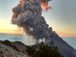 Imagen del Volcán El Colima durante la exhalación de dos mil metros de altura de esta mañana. TWITTER / @PCJalisco