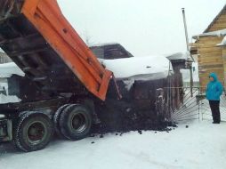 El carbón le ahorrará al menos 100 dólares a la mujer en este invierno. AP / A. Gorelkin