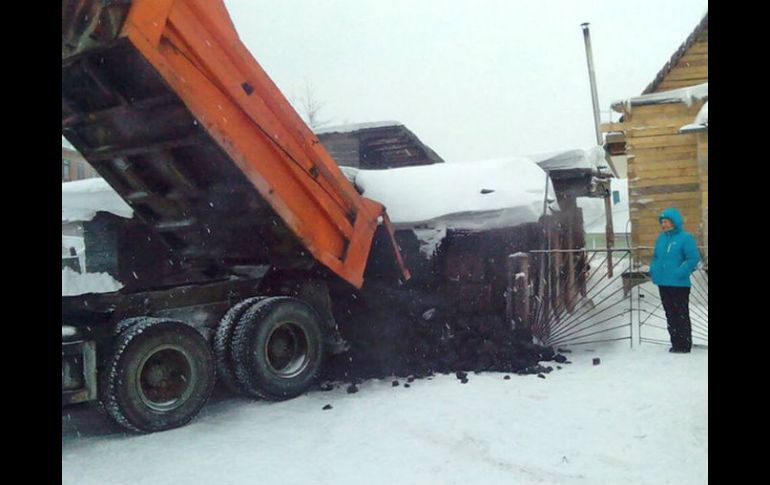 El carbón le ahorrará al menos 100 dólares a la mujer en este invierno. AP / A. Gorelkin