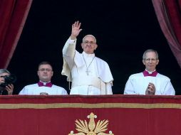 El Papa saluda a los feligreses durante la tradicional bendición 'Urbi et Orbi' desde el balcón central de la Basílica de San Pedro. EFE / Di Meo