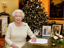 Para grabar el mensaje de Navidad, la monarca se vistió con un traje en tonos blancos y plateados de la modista Angela Kelly. AFP / J. Stillwell