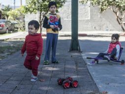 Desde mediodía, niños de la Colonia Mezquitán Country acuden a las canchas de la zona para estrenar sus regalos. EL INFORMADOR / R. Tamayo