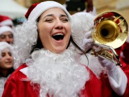 En Brunéi, país islámico, se prohibe el uso público de gorros y vestimenta de Papá Noel. AP / H. Malla