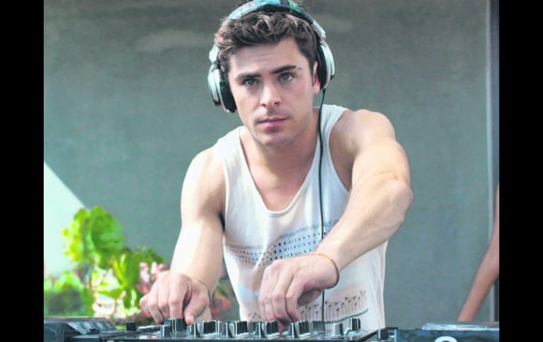 Zac Efron. El galán de Disney resultó ser un imán poco atractivo para una cinta que prometía ser un éxito: 'Música, amigos y fiesta'. ESPECIAL / Warner Bros. Pictures