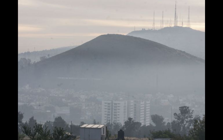 Una densa nata de contaminantes se podía apreciar en distintos puntos de la ciudad. EL INFORMADOR / R. Tamayo