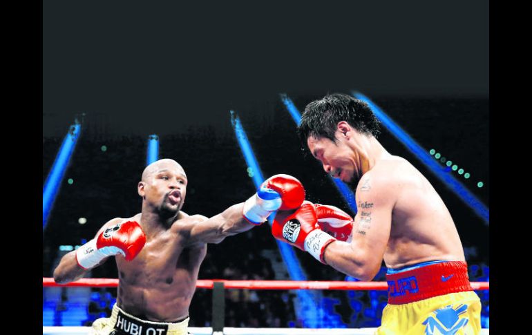 ¿La pelea del siglo? Floyd Mayweather Jr. golpea a Manny Pacquiao durante la pelea de unificación en Las Vegas. AFP /