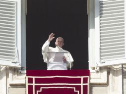 El Papa Francisco ofrece la tradicional plegaria del Ángelus en el segundo día de Navidad desde el balcón de su apartamento. AP / R. De Lucca