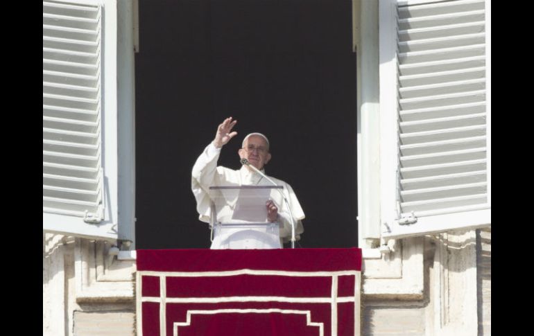 El Papa Francisco ofrece la tradicional plegaria del Ángelus en el segundo día de Navidad desde el balcón de su apartamento. AP / R. De Lucca