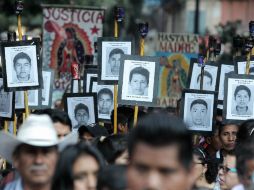 Los familiares realizaron un breve mitin, aseguraron que esperan encontrar todavía con vida a los jóvenes. EFE / ARCHIVO