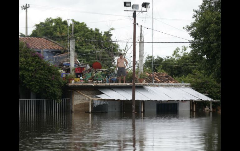 Las inundaciones junto con las torrenciales lluvias dejaron este fin de semana como resultado cuatro muertos. AP / J. Saenz