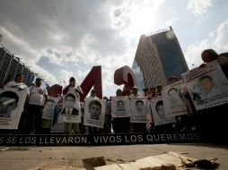 A más de un año, los padres de los normalistas siguen exigiendo respuestas. AP / ARCHIVO