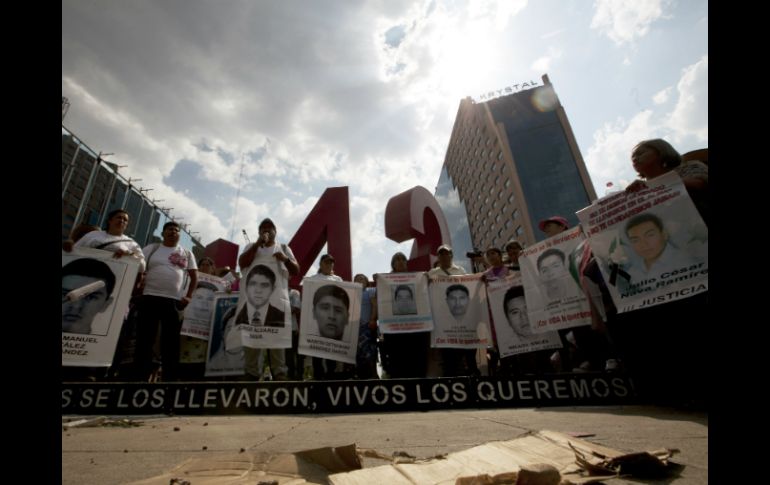 A más de un año, los padres de los normalistas siguen exigiendo respuestas. AP / ARCHIVO