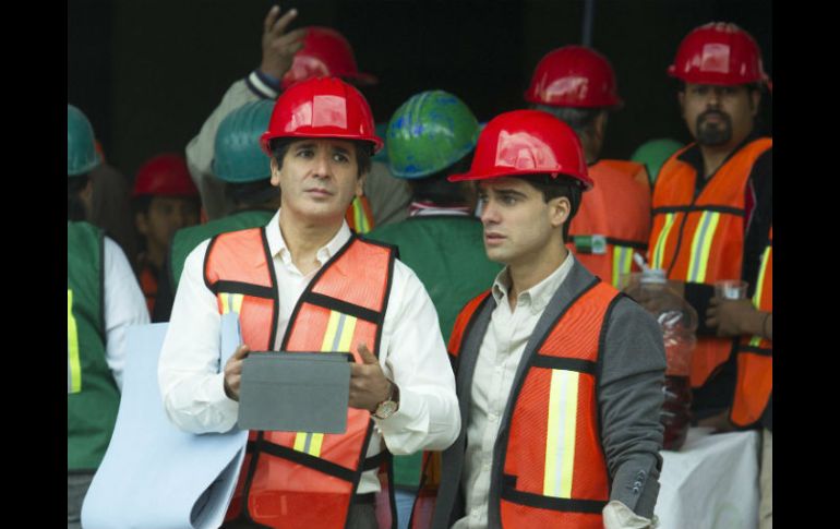 En la escena aparecen los trabajadores frente a la edificación y llega el protagonista, un arquitecto que auxilia a uno de ellos. NTX / J. Torres