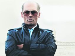 Johnny Depp interpretó a un criminal que finalmente colabora con el FBI en la cinta 'Black Mass'. ESPECIAL / Warner Bros. Pictures