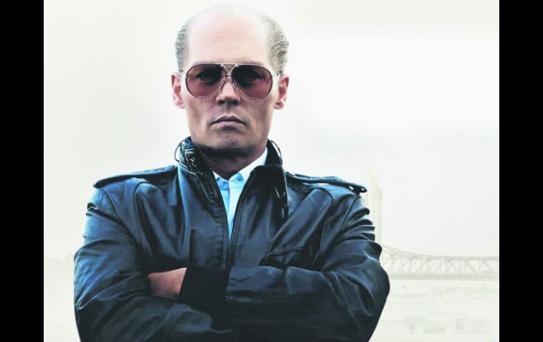 Johnny Depp interpretó a un criminal que finalmente colabora con el FBI en la cinta 'Black Mass'. ESPECIAL / Warner Bros. Pictures