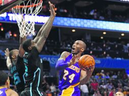 Fue el último partido de Kobe Bryant en la casa de Charlotte. Durante el partido recibió un reconocimeinto. AP / C. Burton