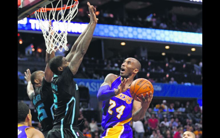 Fue el último partido de Kobe Bryant en la casa de Charlotte. Durante el partido recibió un reconocimeinto. AP / C. Burton