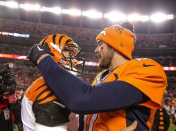 Los quarterbacks Brock Osweiler y AJ McCarron se saludan amistosamente tras el partido. AFP / J. Edmonds