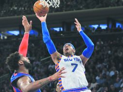 Carmelo Anthony (derecha) consiguió 24 puntos en su cuenta personal durante el partido de ayer. AP / F. Franklin