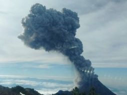 Imagen del Volcán El Colima durante la exhalación de dos mil metros de altura de esta mañana. TWITTER / ‏@PCJalisco