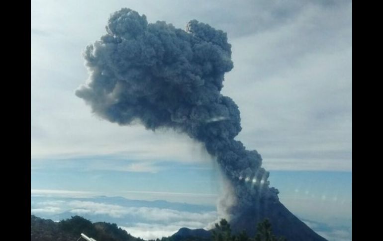 Imagen del Volcán El Colima durante la exhalación de dos mil metros de altura de esta mañana. TWITTER / ‏@PCJalisco