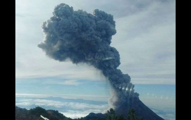 La exhalación del Volcán El Colima ocurre a las 09:08 horas de este miércoles. TWITTER / @PCJalisco