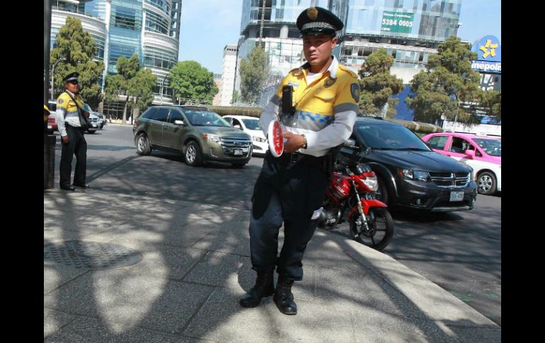 Los uniformados también brindarán facilidades a los automovilistas para evitar los cuellos de botella. NTX / J. Pazos