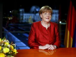 Ángela Merkel reconoce a los voluntarios que ayudaron a los miles de solicitantes de asilo este año. AP / H. Hanschke