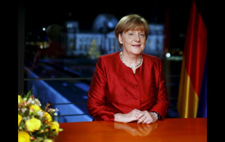 Ángela Merkel reconoce a los voluntarios que ayudaron a los miles de solicitantes de asilo este año. AP / H. Hanschke