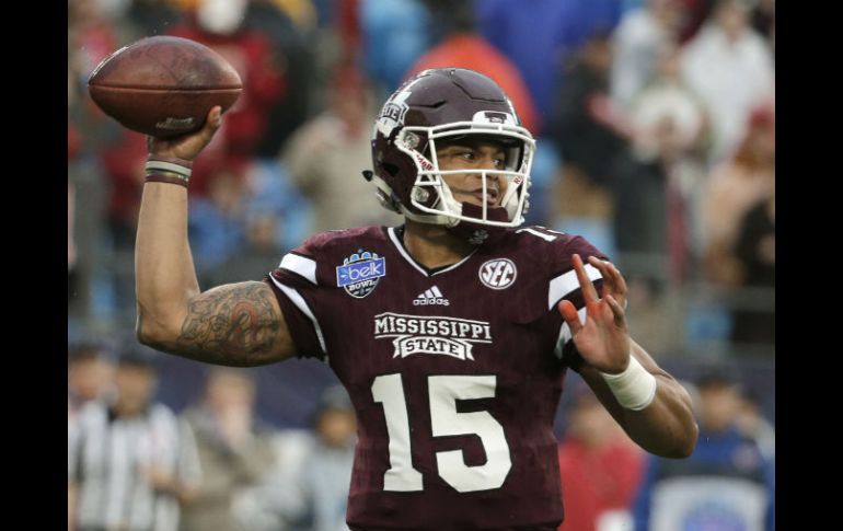 El quaterback termina su etapa de colegial siendo un jugador que ha dado más de 60 pases de anotación y corrido por 40 touchdowns. AP / C. Burton