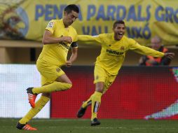 Soriano (izq) y Jonathan dos Santos celebran el gol del Villarreal en el juego ante Valencia. AFP / J.Jordan