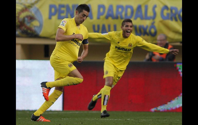 Soriano (izq) y Jonathan dos Santos celebran el gol del Villarreal en el juego ante Valencia. AFP / J.Jordan