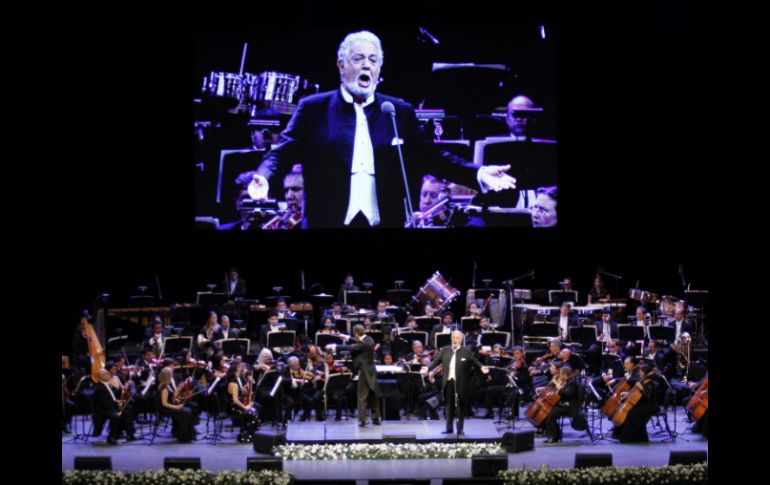 Entre aplausos y ovaciones se despidió el tenor, dejando a su público complacido por su gran actuación. SUN / ARCHIVO