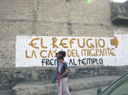 Desde las vías del tren de Las Juntas existen señales para que los migrantes lleguen al refugio en el Cerro del Cuatro. EL INFORMADOR / M. Vargas