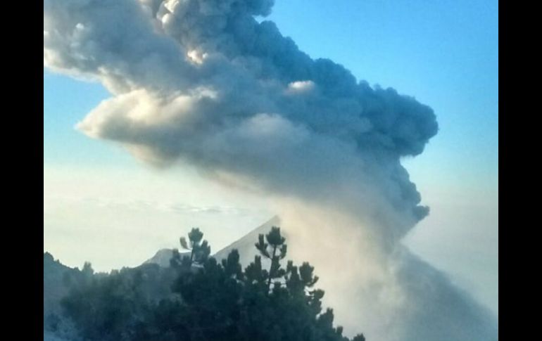 El Volcán de Fuego ha mantenido su actividad al inicio del año 2016. TWITTER / @PCJalisco