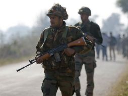 Soldados recorren los alrededores de la base aérea de Pathankot. AP / C. Anand