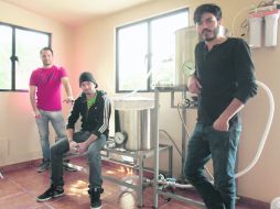 Empresa. Para los hermanos y su socio, producir cerveza es una aventura. EL INFORMADOR / R. Tamayo